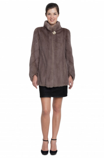 Модная автоледи в цвете лаванды с воротником-стойкой Модная автоледи в цвете лаванды с воротником-стойкой